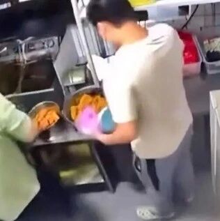 “明厨亮灶”变“公开处刑”，员工抓完屁股继续打包炸鸡，摄像头竟成摆设？