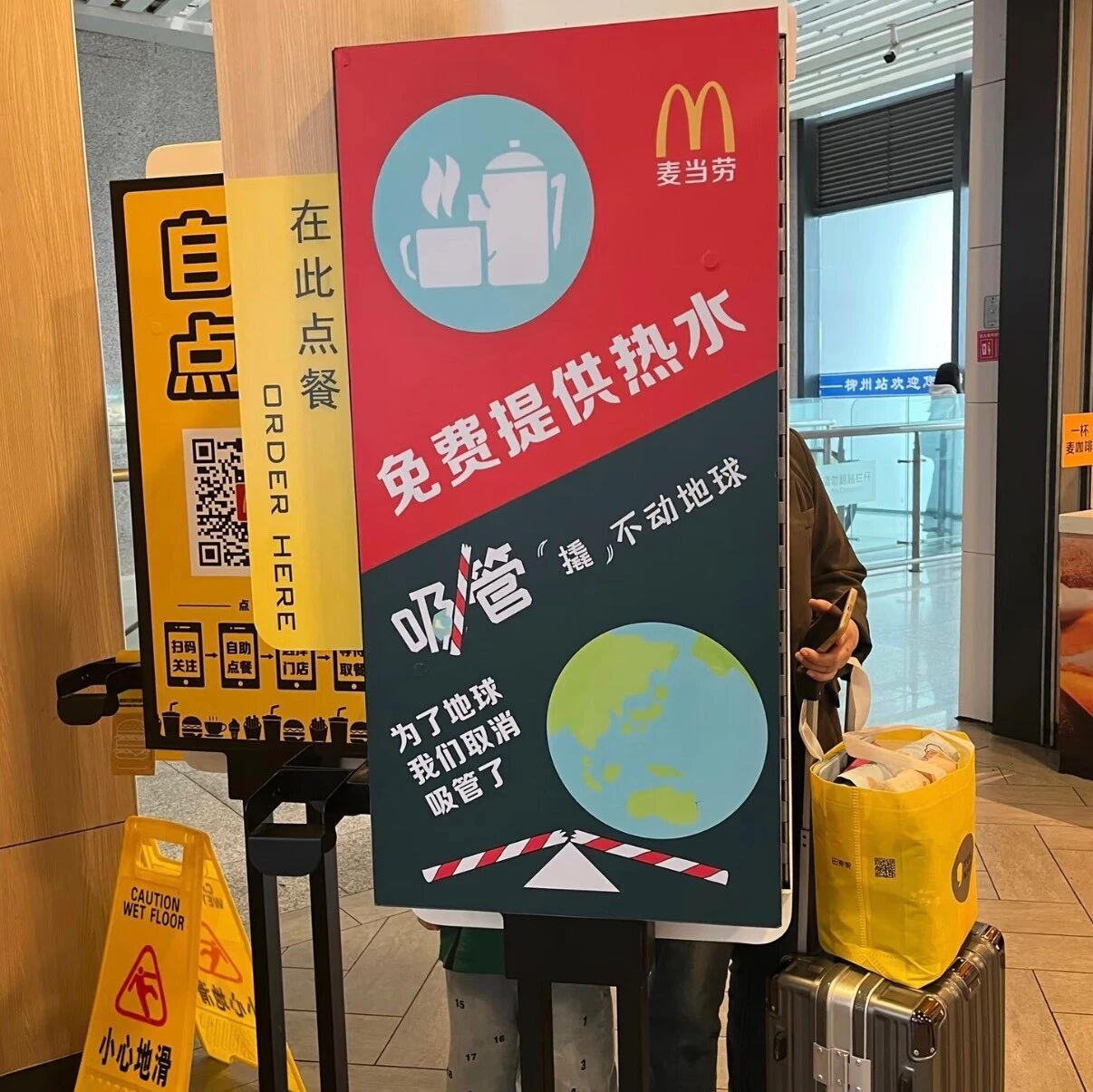 进店不点餐，只拿纸巾和热水，餐饮门店到底该不该给？