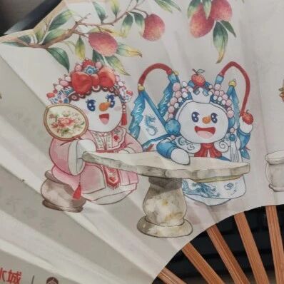 蜜雪冰城“嫌弃”美团设计，一场联名翻车如何变成全网玩梗盛宴？