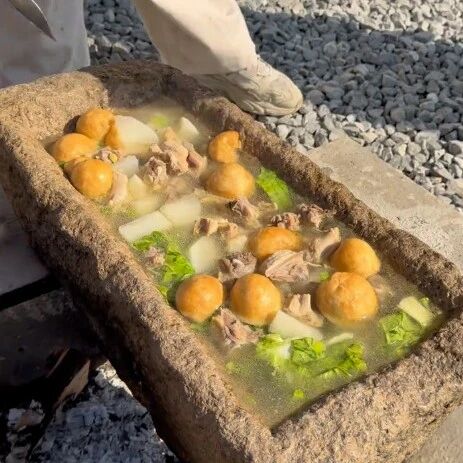 猪食槽里吃火锅，猪圈里喝咖啡：猎奇流量能换几天饱饭？