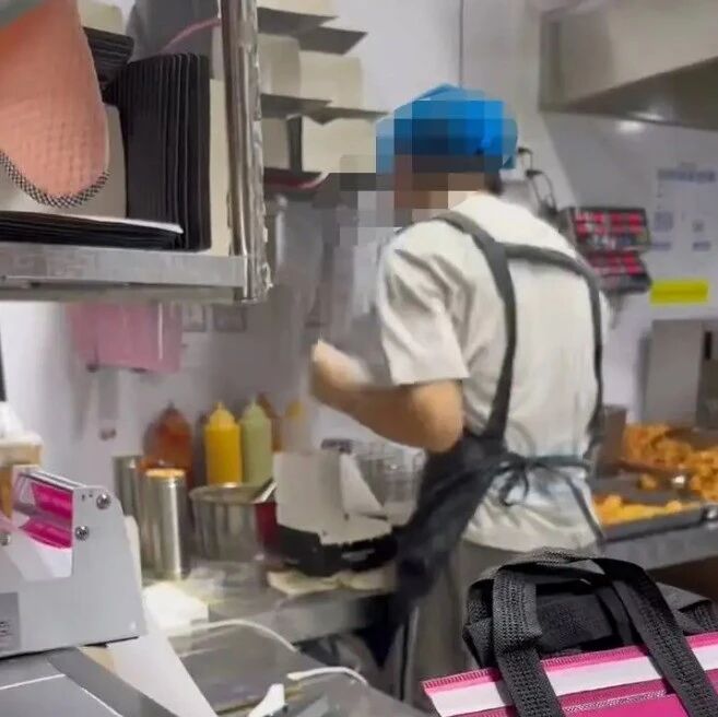 深圳炸鸡店员呼吸性碱中毒倒地，“极限用人”为何成了餐饮业常态？