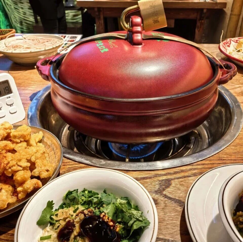 给锅上锁、不发筷子，订单量还暴涨188%，野生菌火锅凭啥火了？