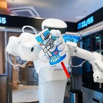 机器人手搓冰淇淋、写打工日记，DQ还需要员工吗？