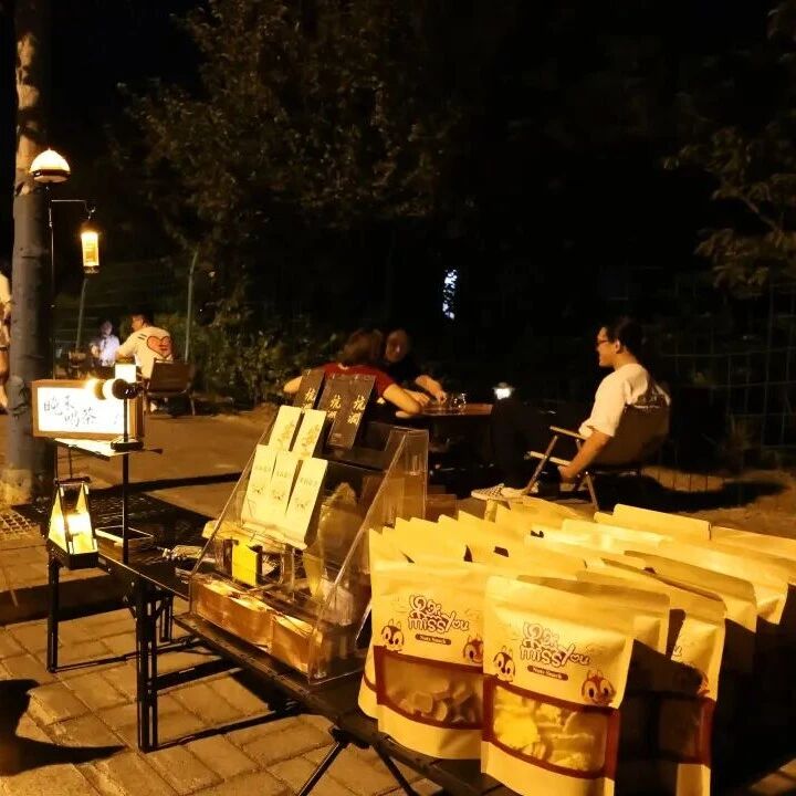 徐州“十元茶摊”火了：茶饮店越来越卷，消费者却开始坐路边喝茶