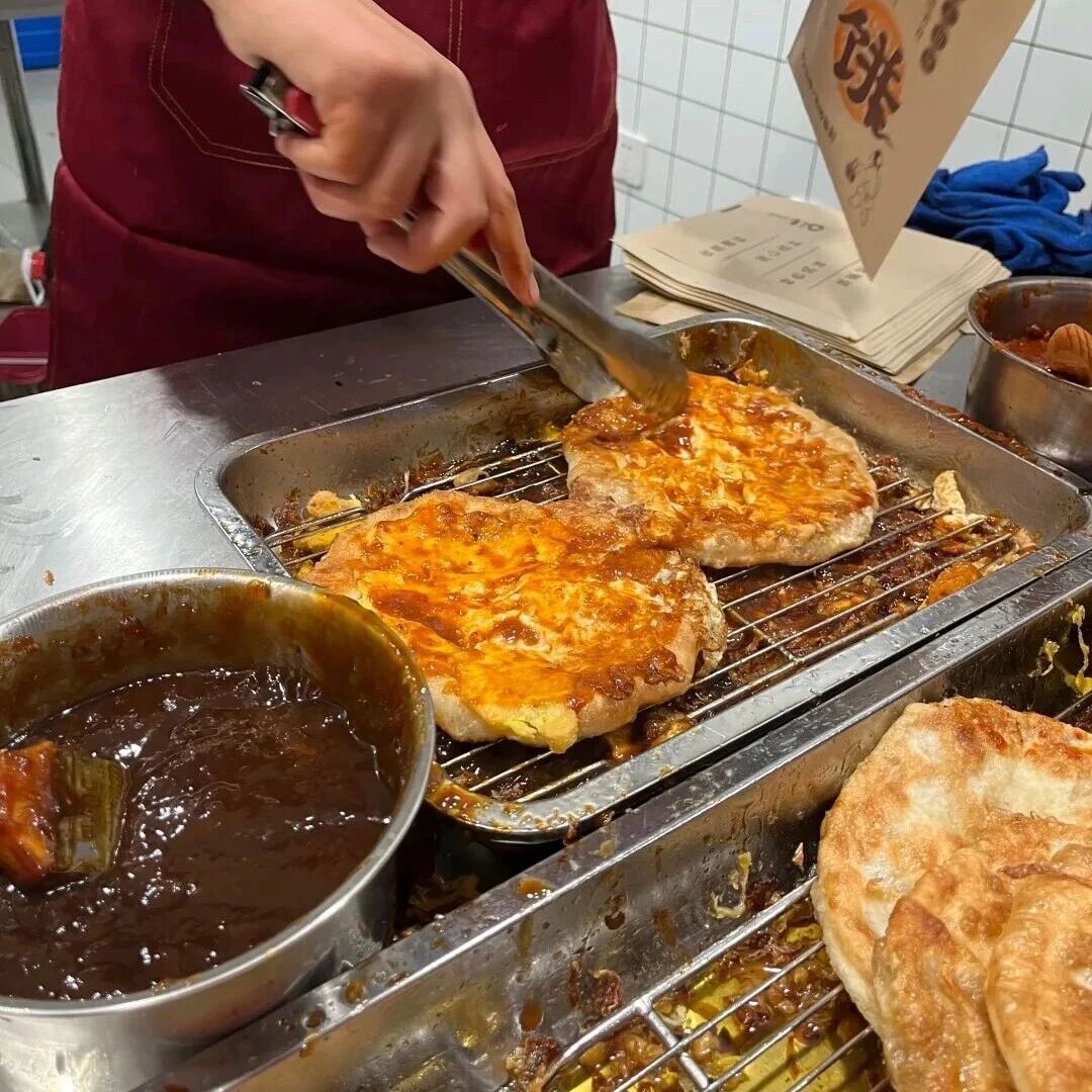 一张5块钱的老上海软蛋饼，正在悄悄“围剿”煎饼果子