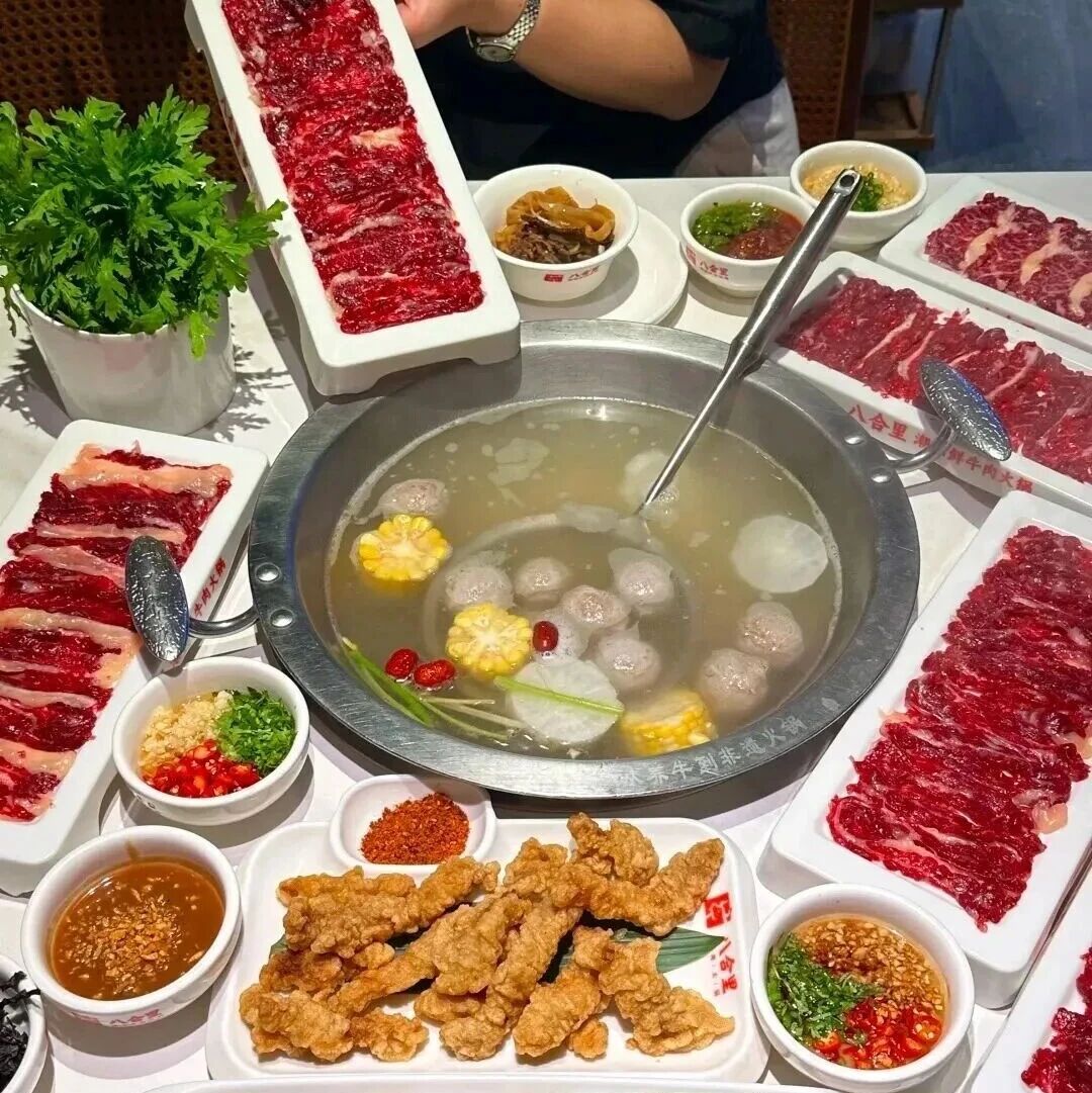 几块钱的怡宝倒进锅里卖20元，八合里把“清水锅”做成生意了？