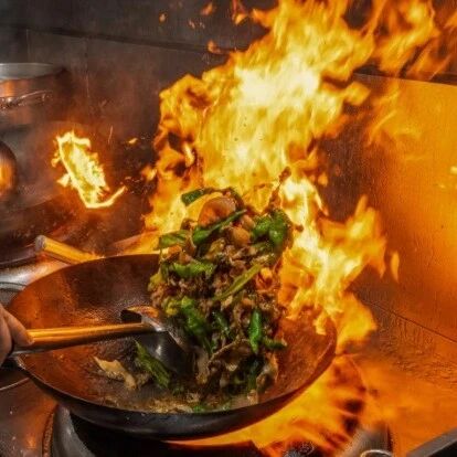 一边放炒菜录音，一边加热预制菜：餐饮店连“现炒”都开始造假？