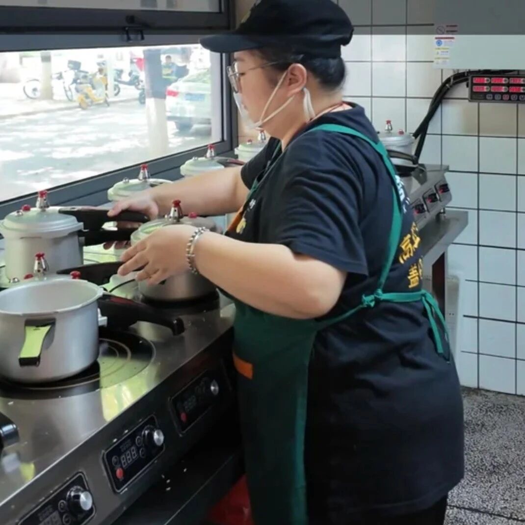 一人一锅现蒸，高压锅盖码饭是快餐的“消费升级”还是“表演式现做”？