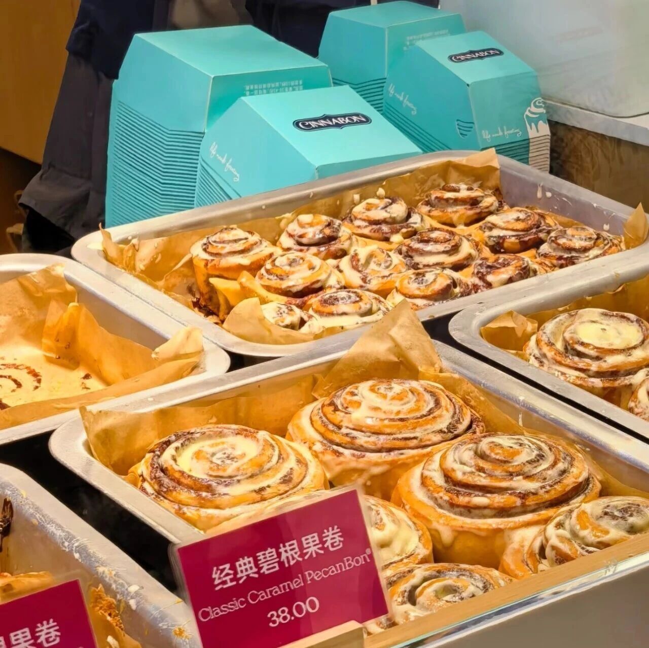 Cinnabon进中国：首店排队一小时，肉桂卷专门店真能跑通吗？